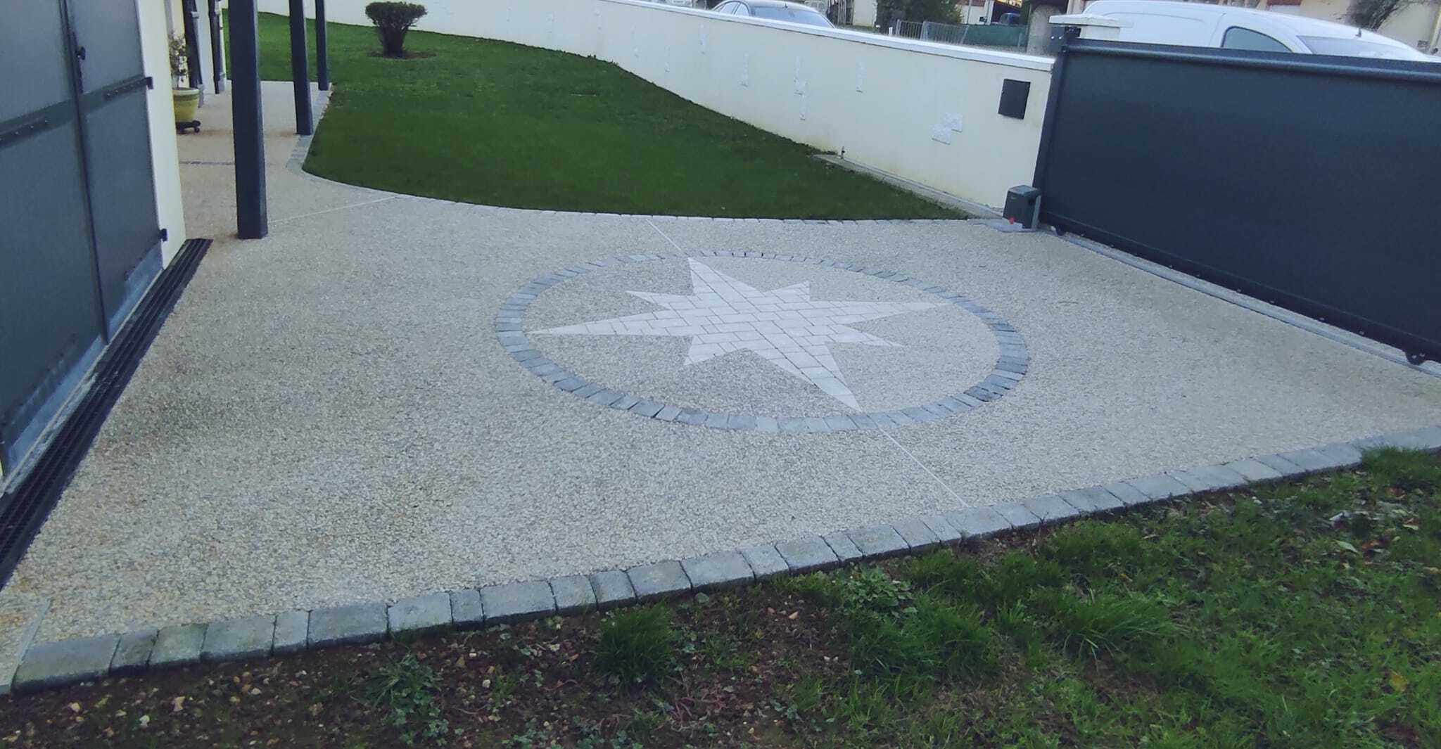 Allée de garage avec rosace décorative - Après