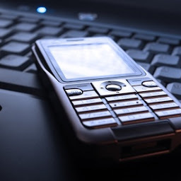Un téléphone mobile posé sur un clavier
