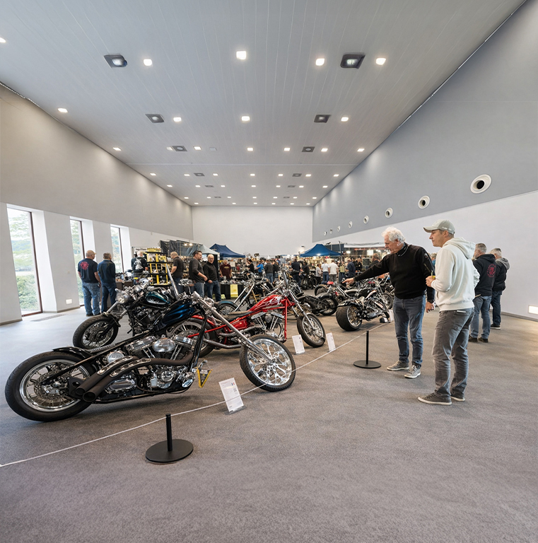 Zone biker avec motos custom et ambiance mécanique
