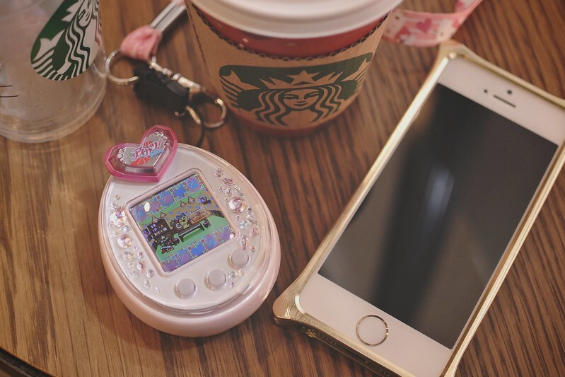 Un tamagotchi et un smartphone