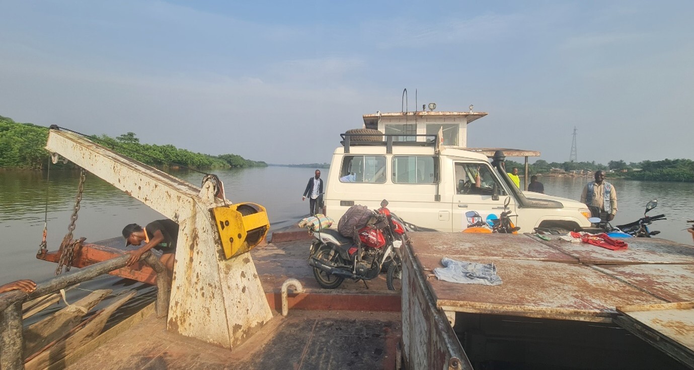 Traversée du véhicule et staff PPSSP par le bac sur la rivière Lindi (axe Yakusu)