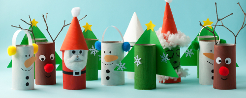 personnages de Noël fabriqués à partir de rouleaux de papier toilette