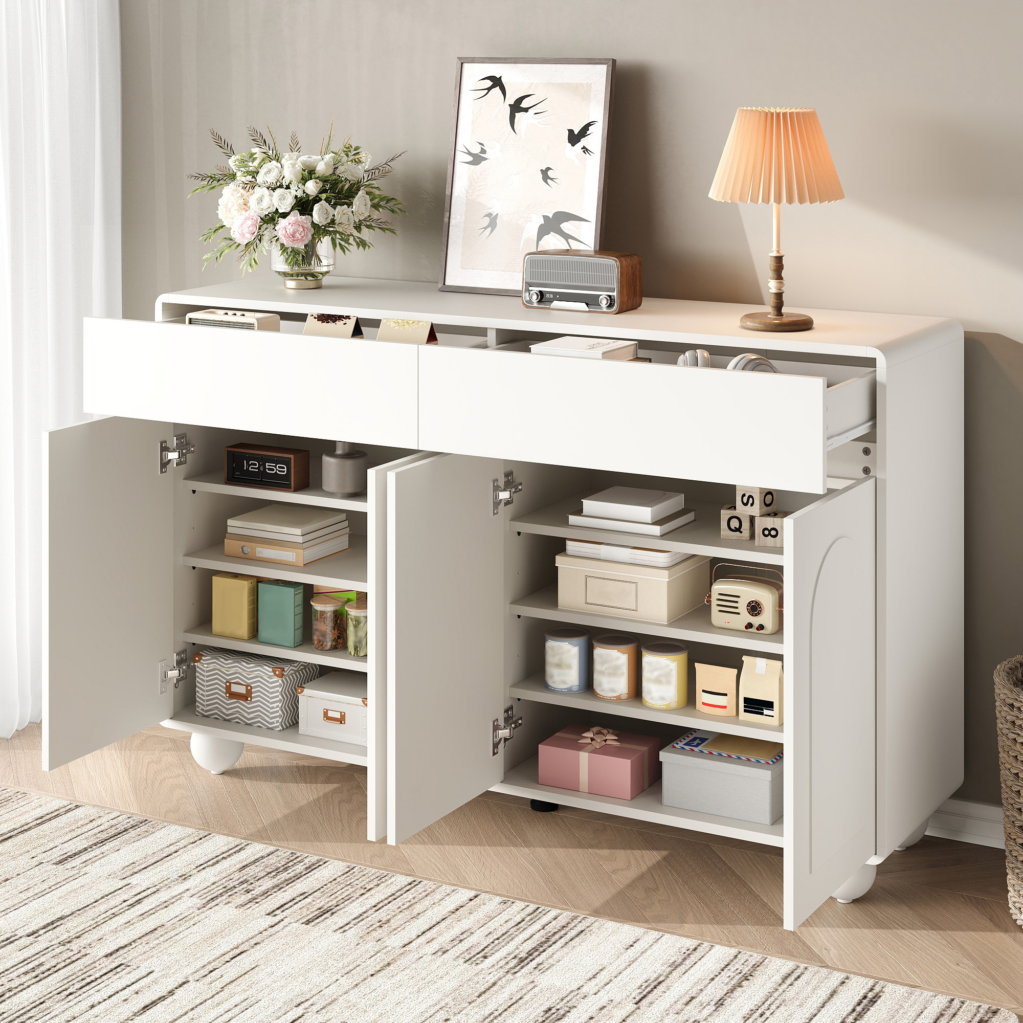 Deux tiroirs et quatre portes de rangement du buffet blanc