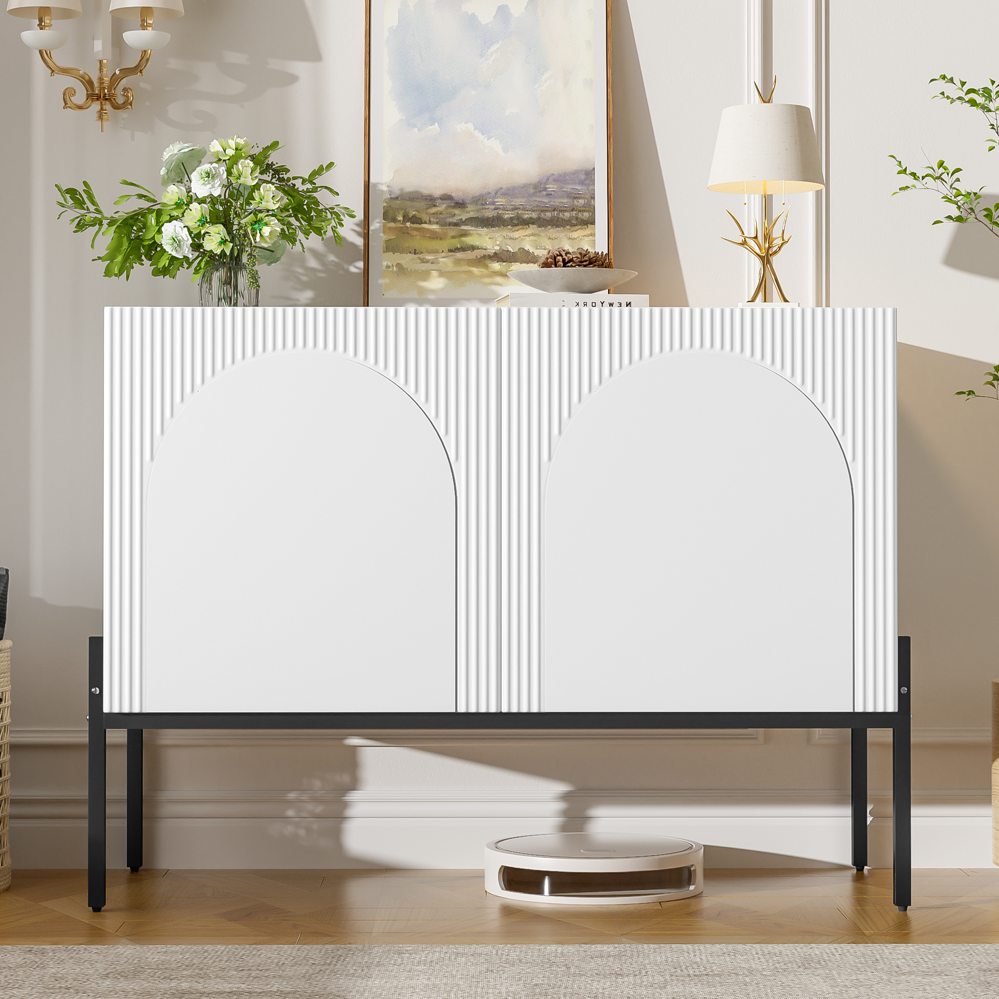 Buffet blanc avec façade arquée et rainures verticales