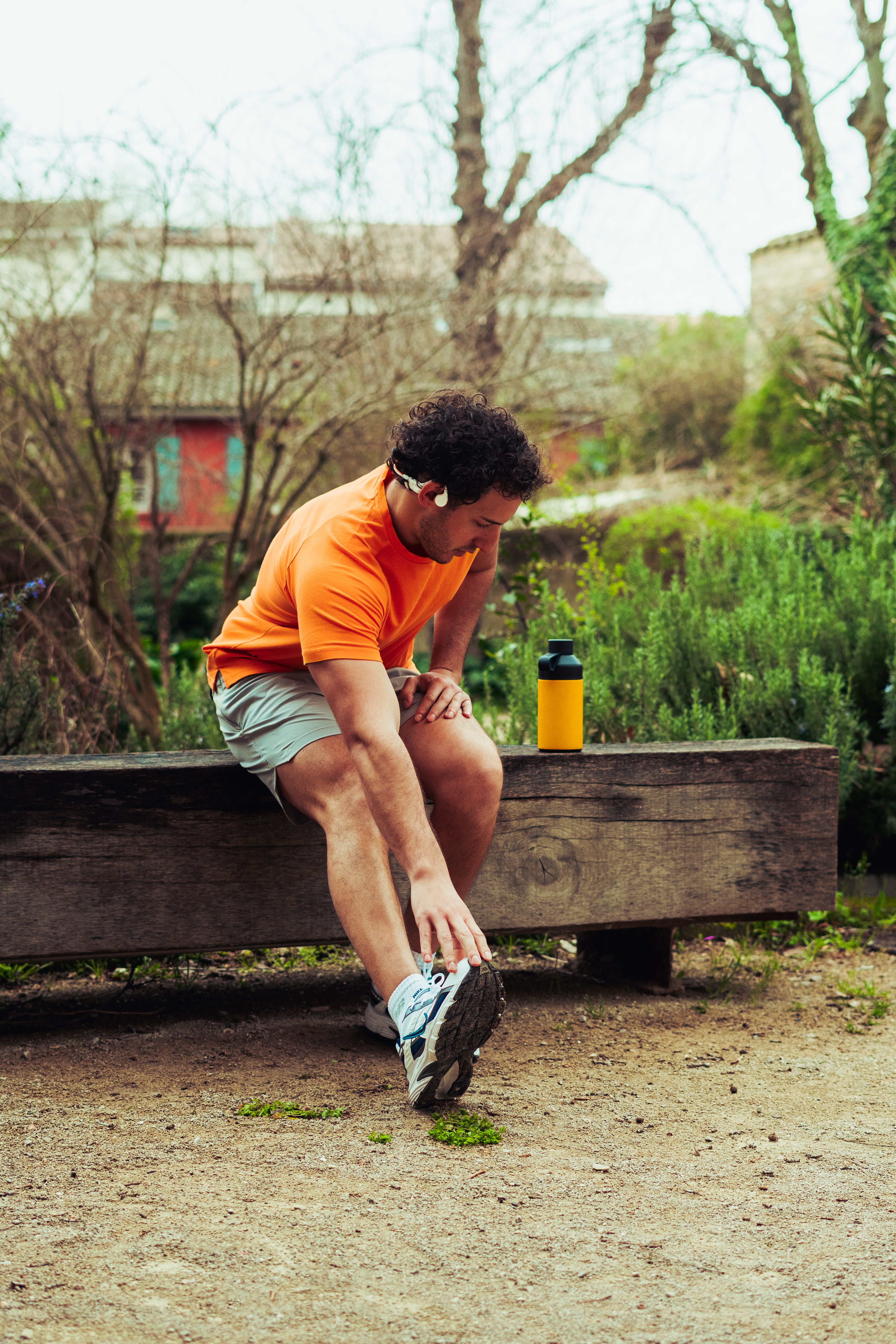 Sportif s'étirant en extérieur avec écouteurs sport T'nB Energy