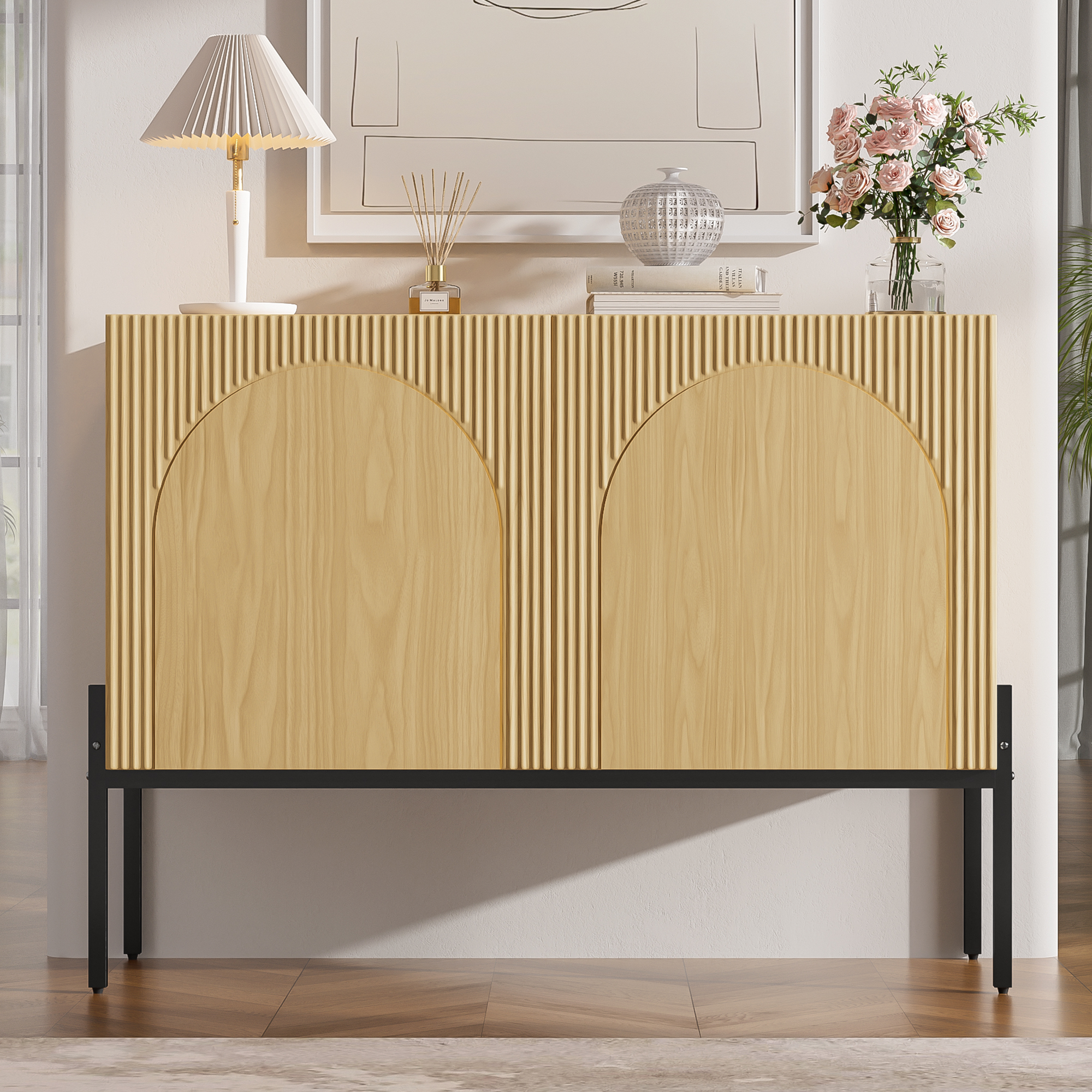 Buffet effet bois naturel avec façade arquée et rainures verticales