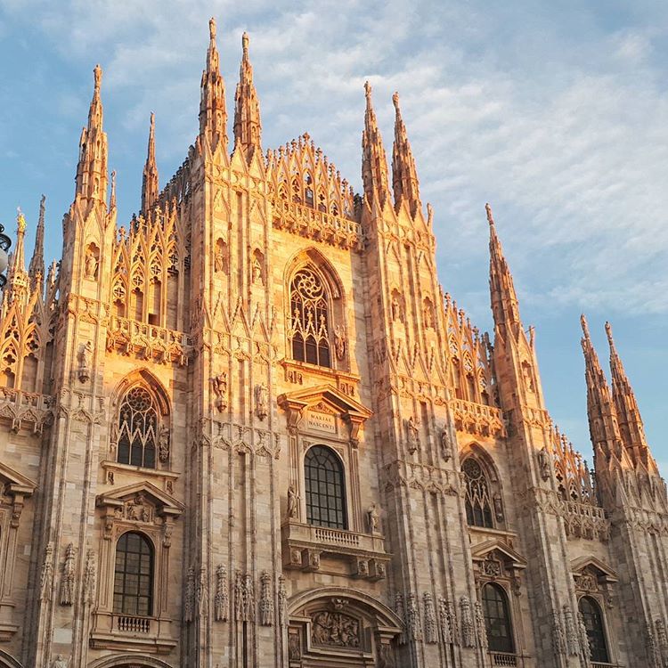 Travel couple, Duomo de Milan