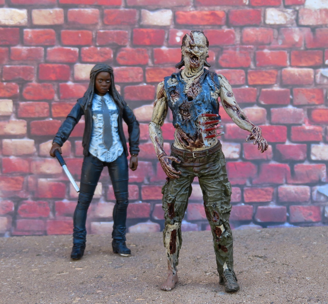 Figurines de Michonne et d'un zombie  