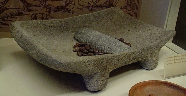 Metate traditionnel, outil servant à broyer les fèves de cacao.