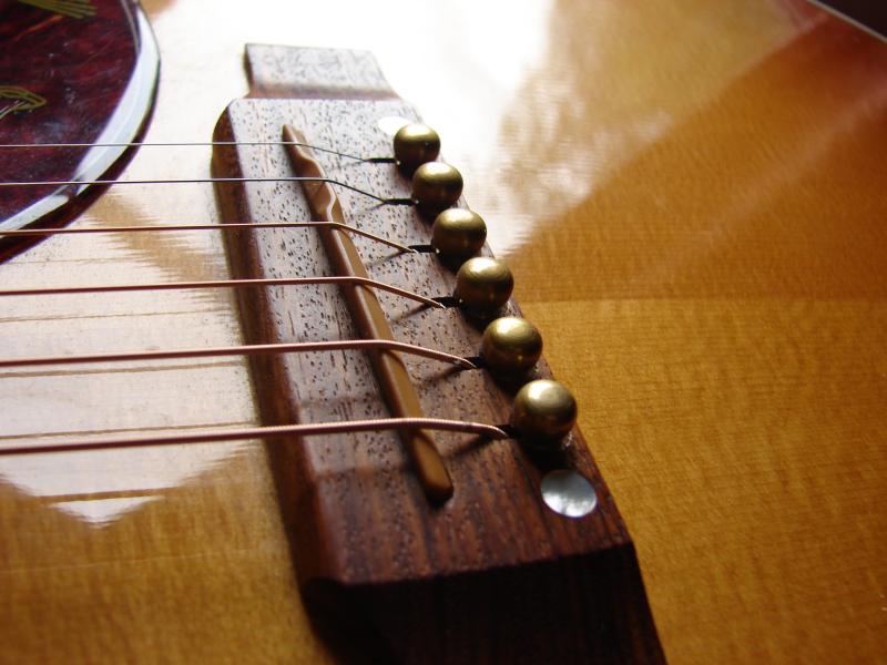 Régler le chevalet (sillet ou pontets) - Guide pédagogique et technique  pour la guitare moderne