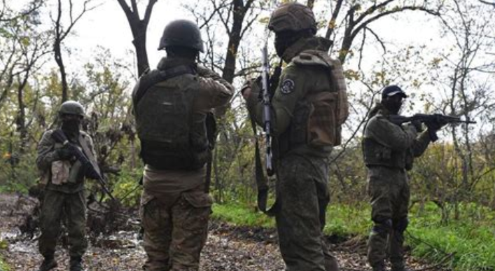 Les armées Retsviniennes, dites "Républicaines" dans les forêts périphériques à Severopol