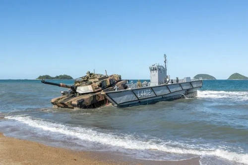 Un Tanque Alguareno Pesado, quittant un chaland de débarquement pour joindre le front en formation sur le littoral pontarbellois.