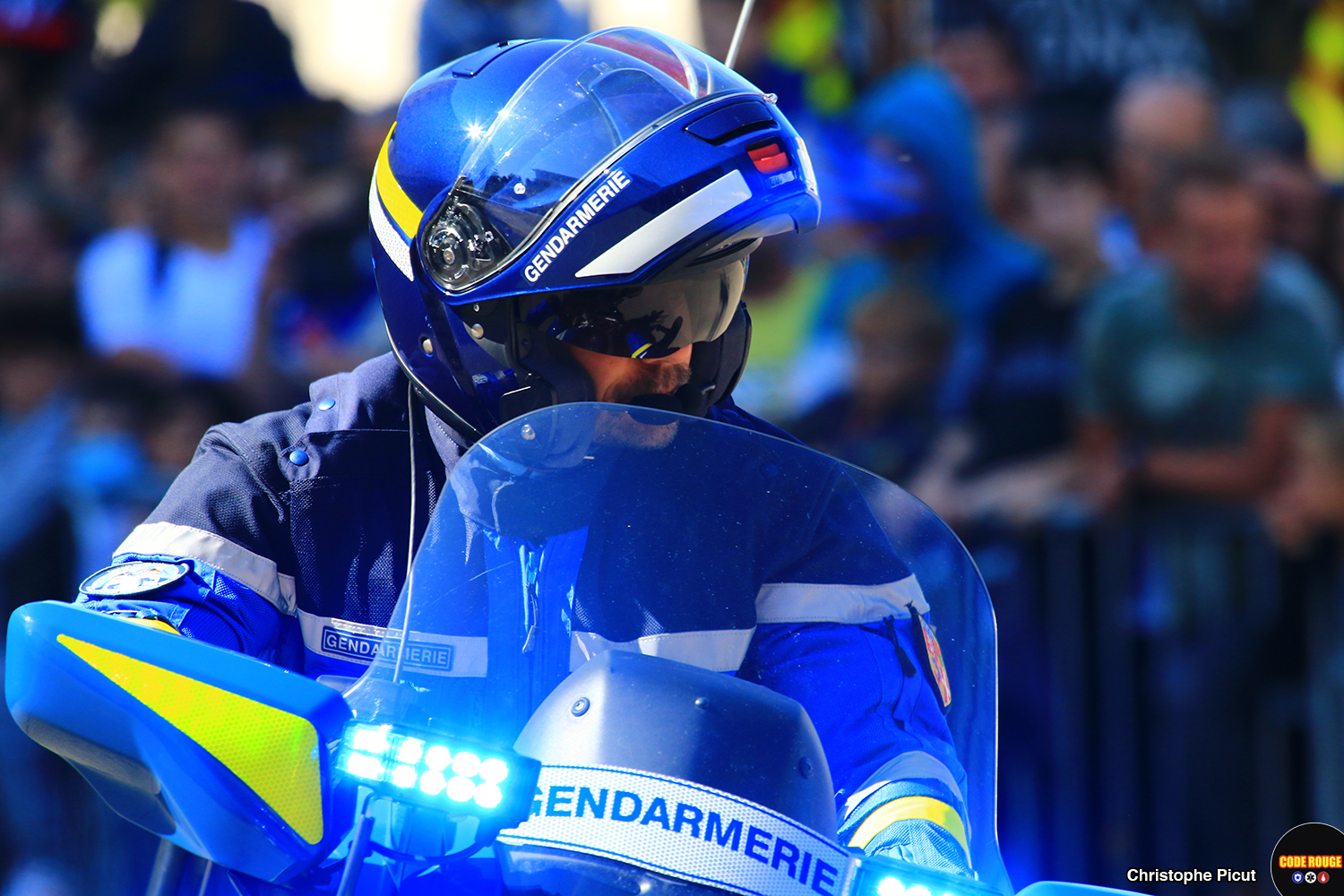 Un motard de la gendarmerie en démonstration devant les visiteurs