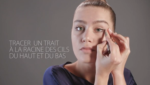 Une femme appliquant du maquillage