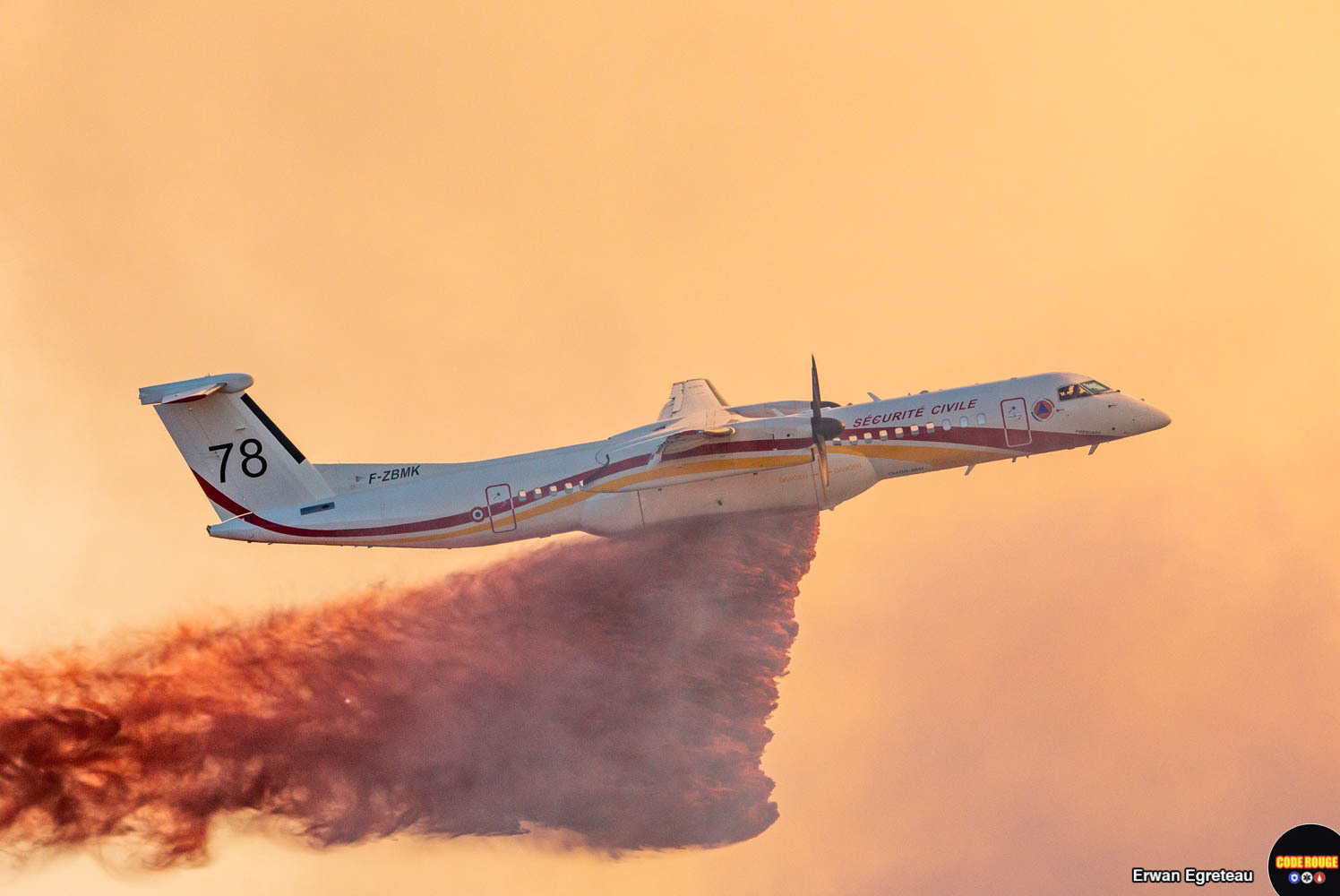 Un avion de la Sécurité civile largue de lu retardant sur l'incendie