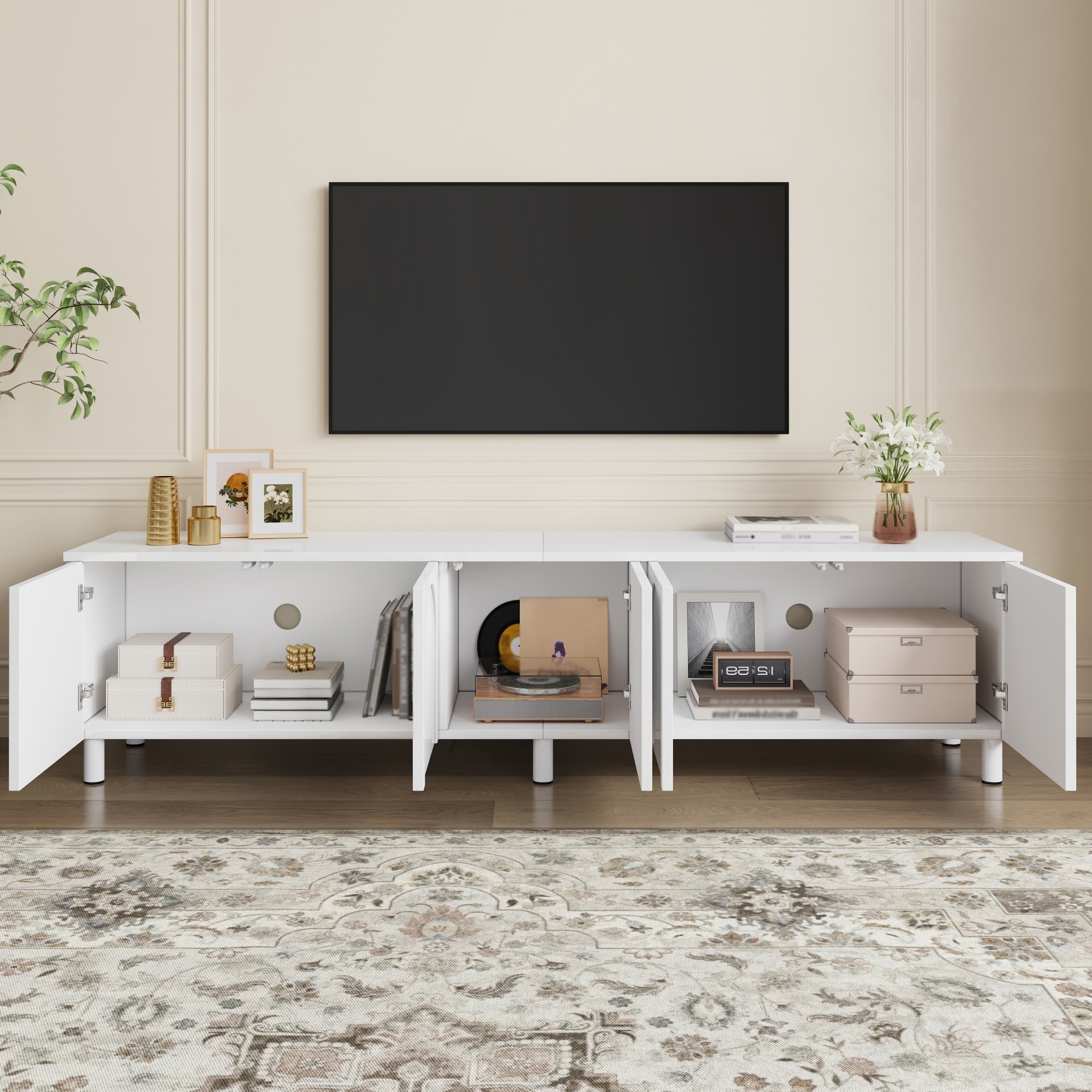 Cinq rangements fermés du meuble TV blanc