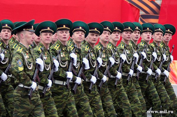 Armée Slavis défilant pour le couronnement Armée Slavis défilant pour le couronnement