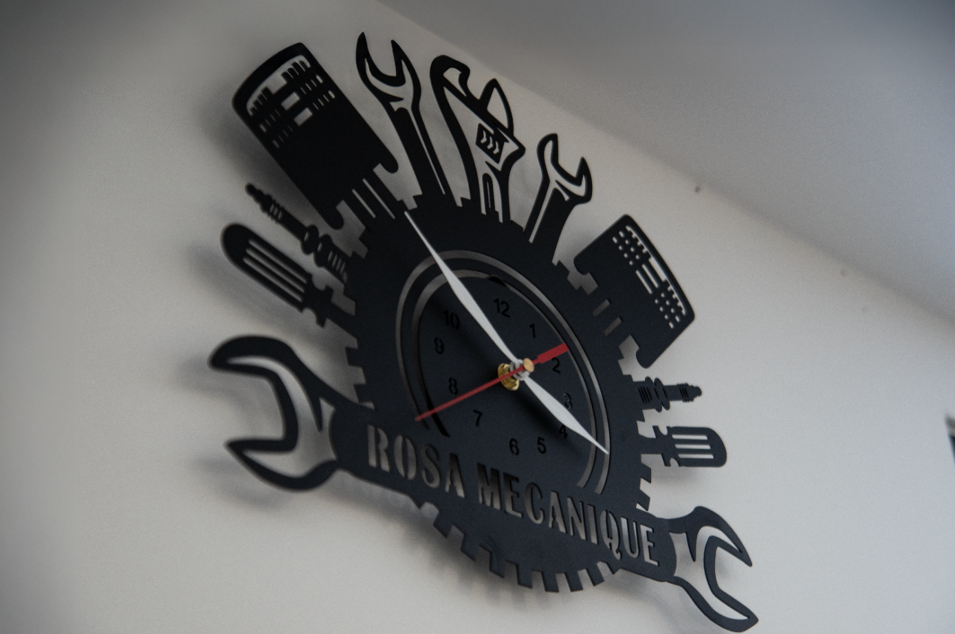 Mécanicien travaillant sur une voiture