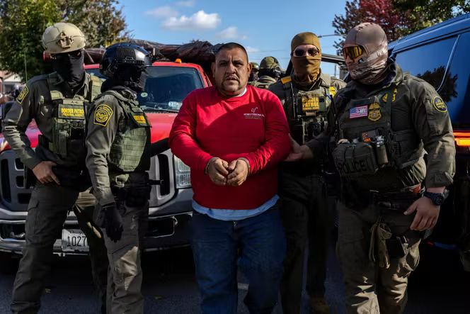 Des membres de la police fédérale opérant à l’arrestation d’un cadre dirigeant du Southern Hamajak Liberation Front, à proximité de la frontière avec la Lermandie, dans l’État-républicain de Dakantia, le 17 septembre 2019. Des membres de la police fédérale opérant à l’arrestation d’un cadre dirigeant du Southern Hamajak Liberation Front, à proximité de la frontière avec la Lermandie, dans l’État-républicain de Dakantia, le 17 septembre 2019.