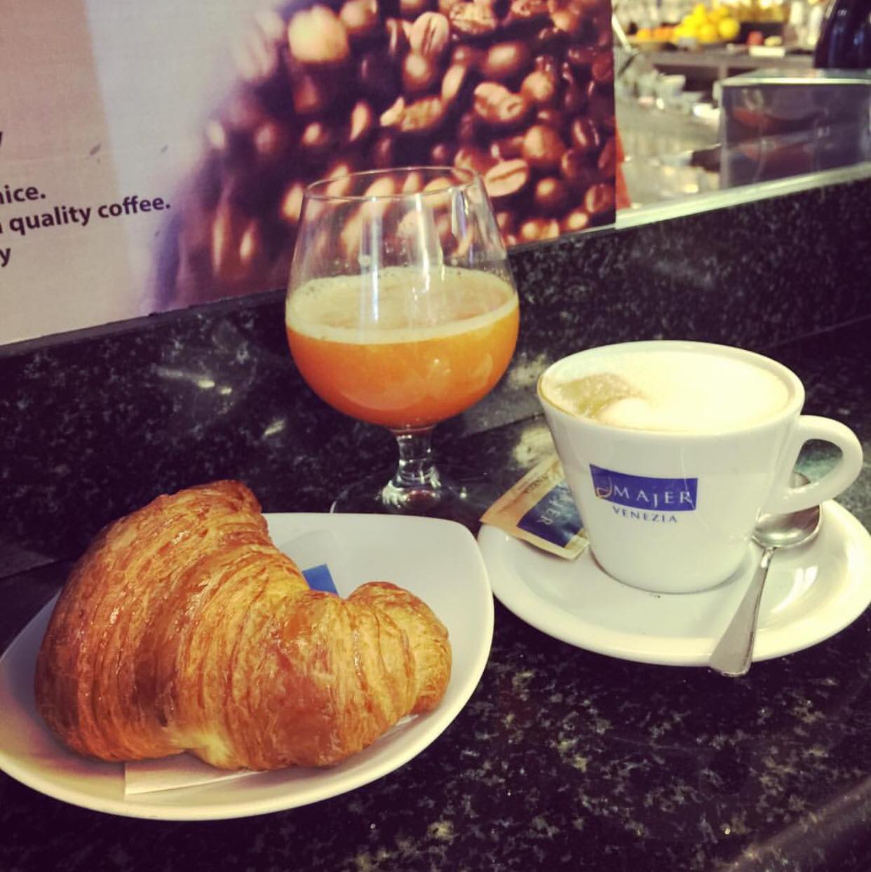 Petit dej au cafe Majer à venise en italie