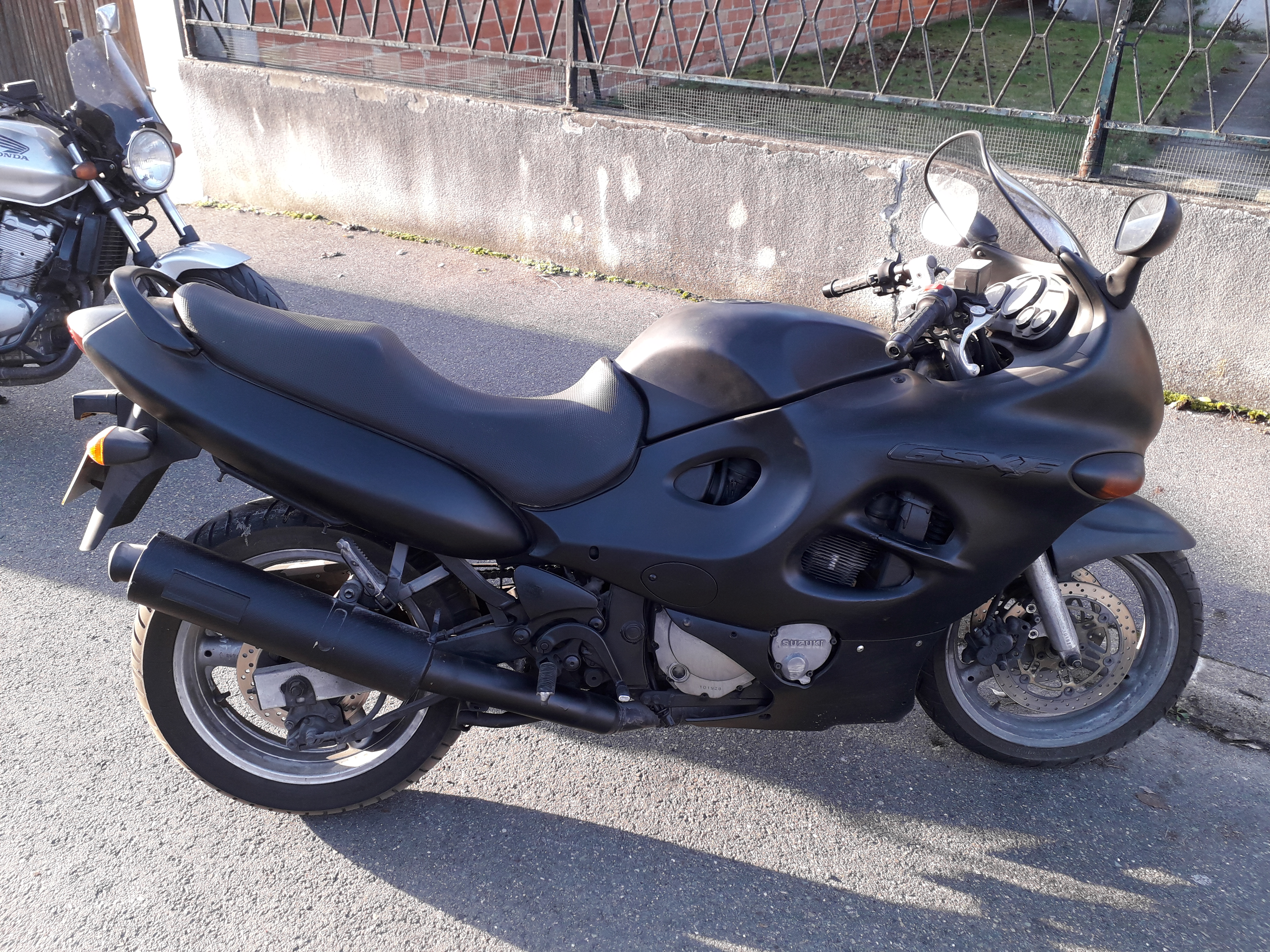 Ma nouvelle moto,une 750 GSXF de 1998 WyY7q
