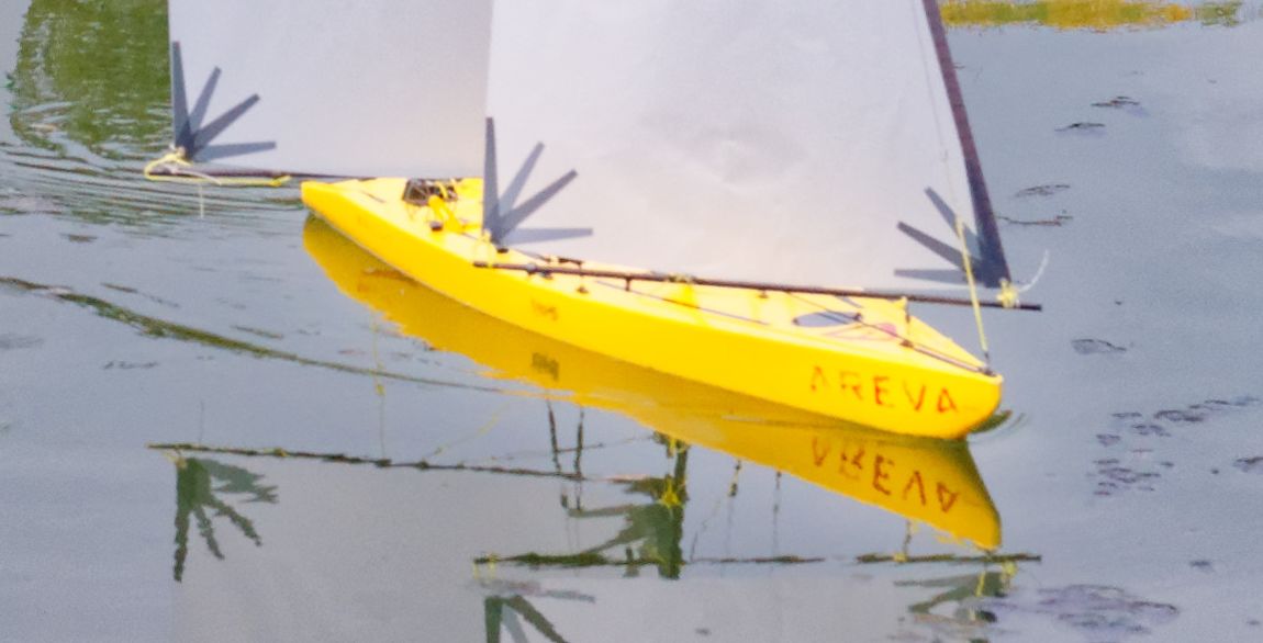 marquage du nom d'un bateau sur la coque YmJmd