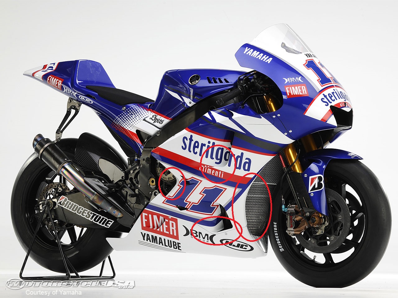 Yamaha YZR-M1 - Page 2 YowvR