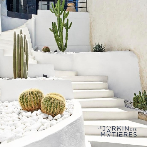  Un béton ciré blanc appliqué sur des escaliers extérieurs au milieu d'un jardin végétal sur les hauteurs du Roucas Blanc à Marseille