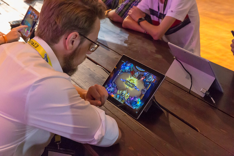 Un homme qui joue à Hearthstone sur une tablette