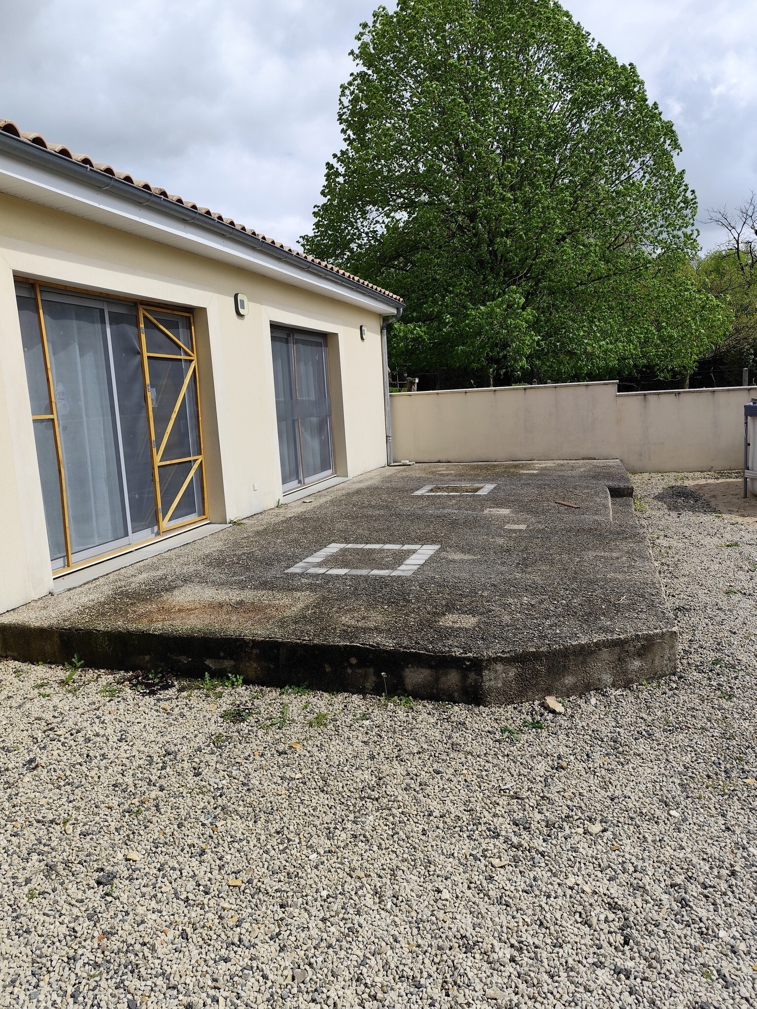 Terrasse béton + carrelage imitation pierre - Avant