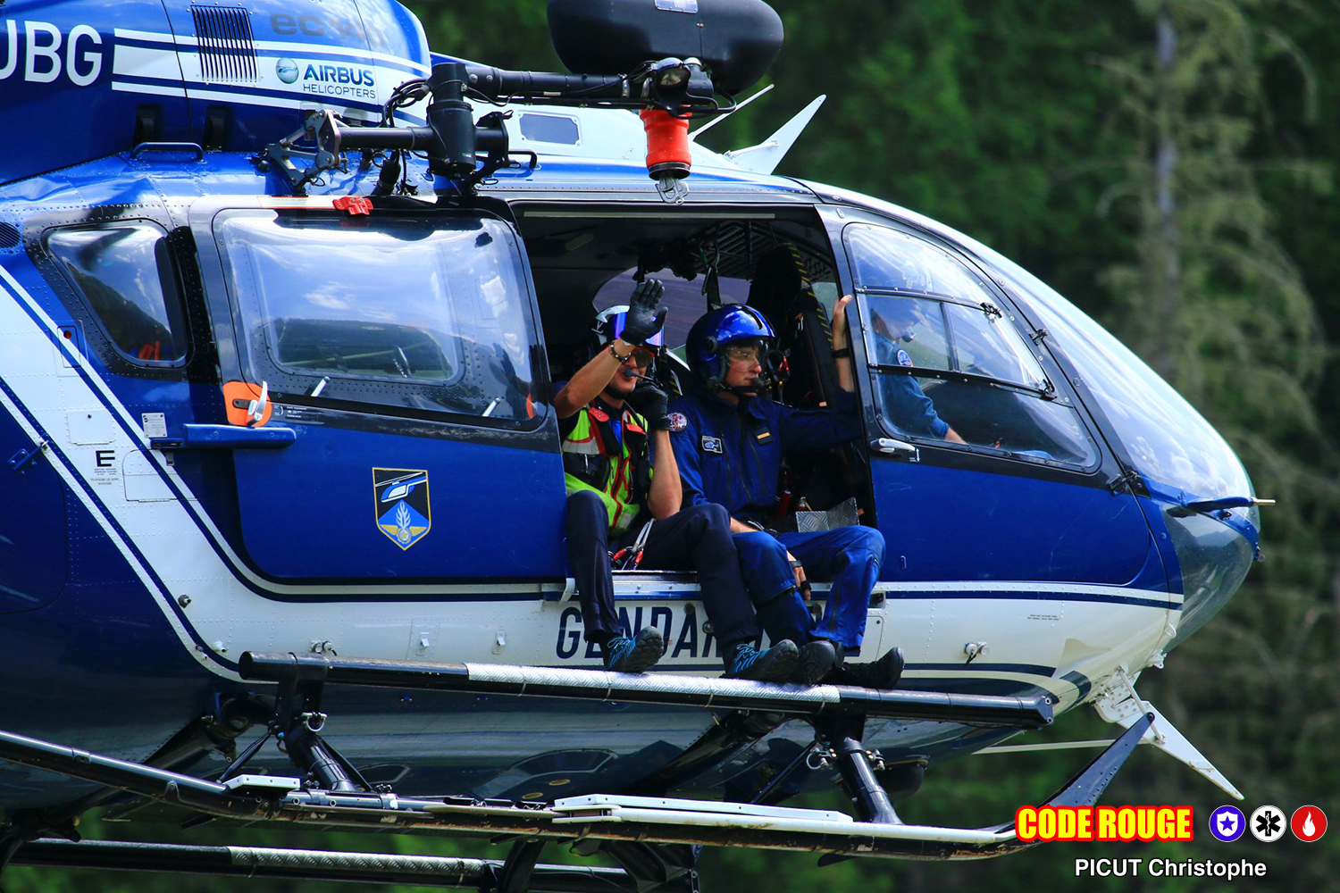 Une équipe de gendarmes dans un hélicopètre en démonstration pour les visiteurs