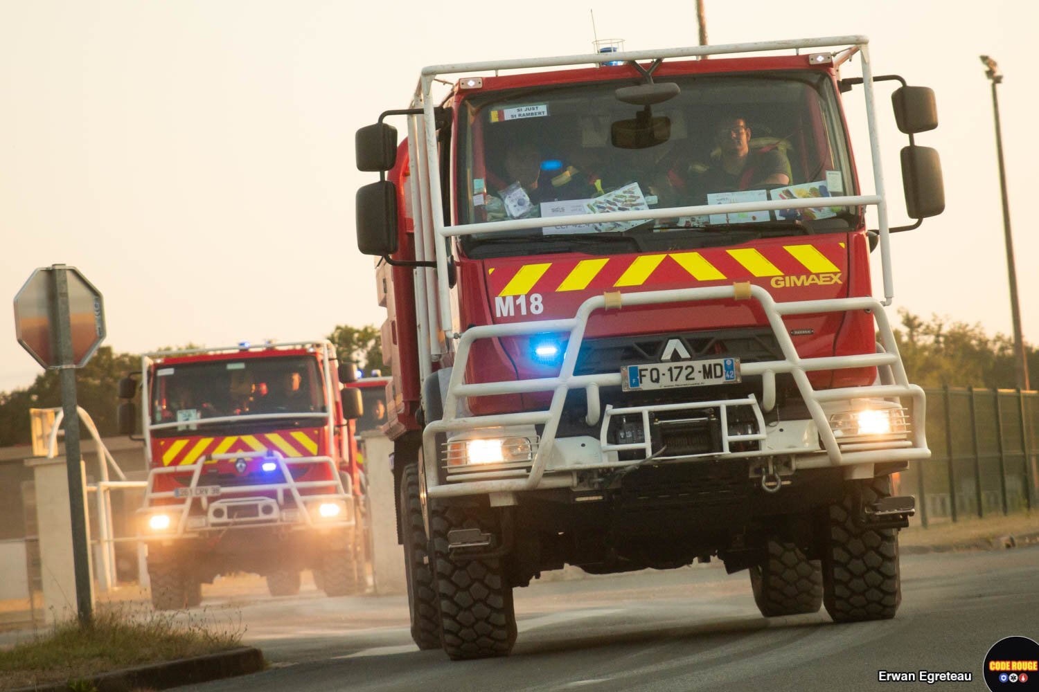 Plusieurs véhicules de sapeurs-pompiers circulent sur une route