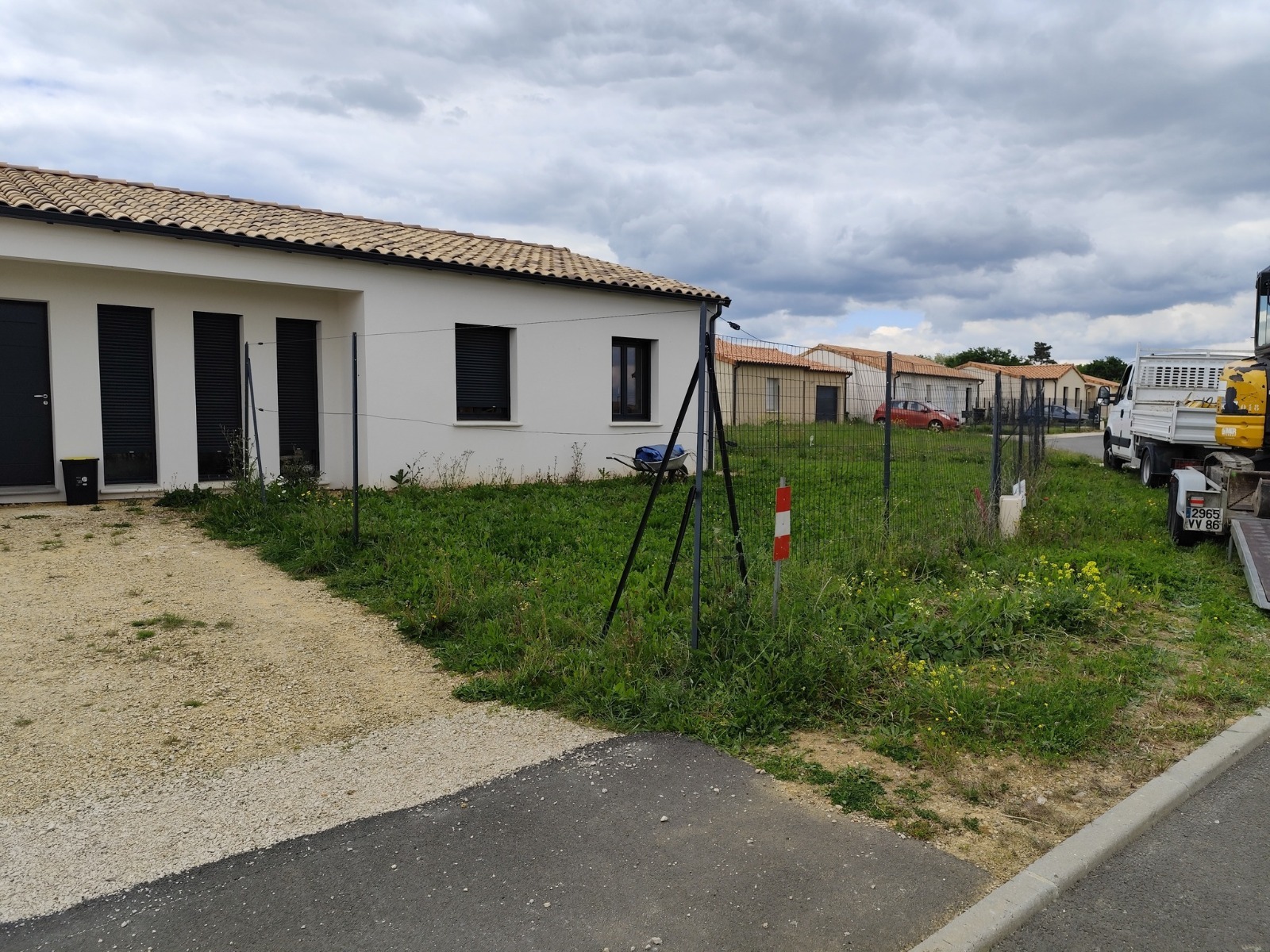 Clôture rigide anthracite + soubassements béton - Avant