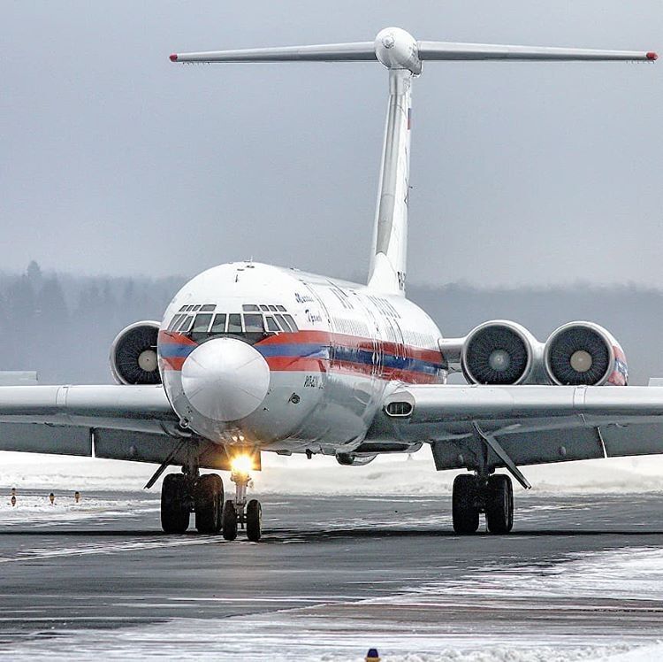 iyllunshin il-62 de Air Iyllun roulant sur le tarmac d'iyllinsk