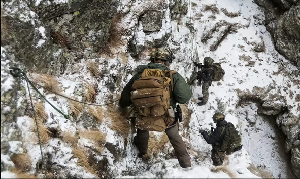Soldat de la brigade alpha du 1er régiment Datvi en direction du sud de la ville