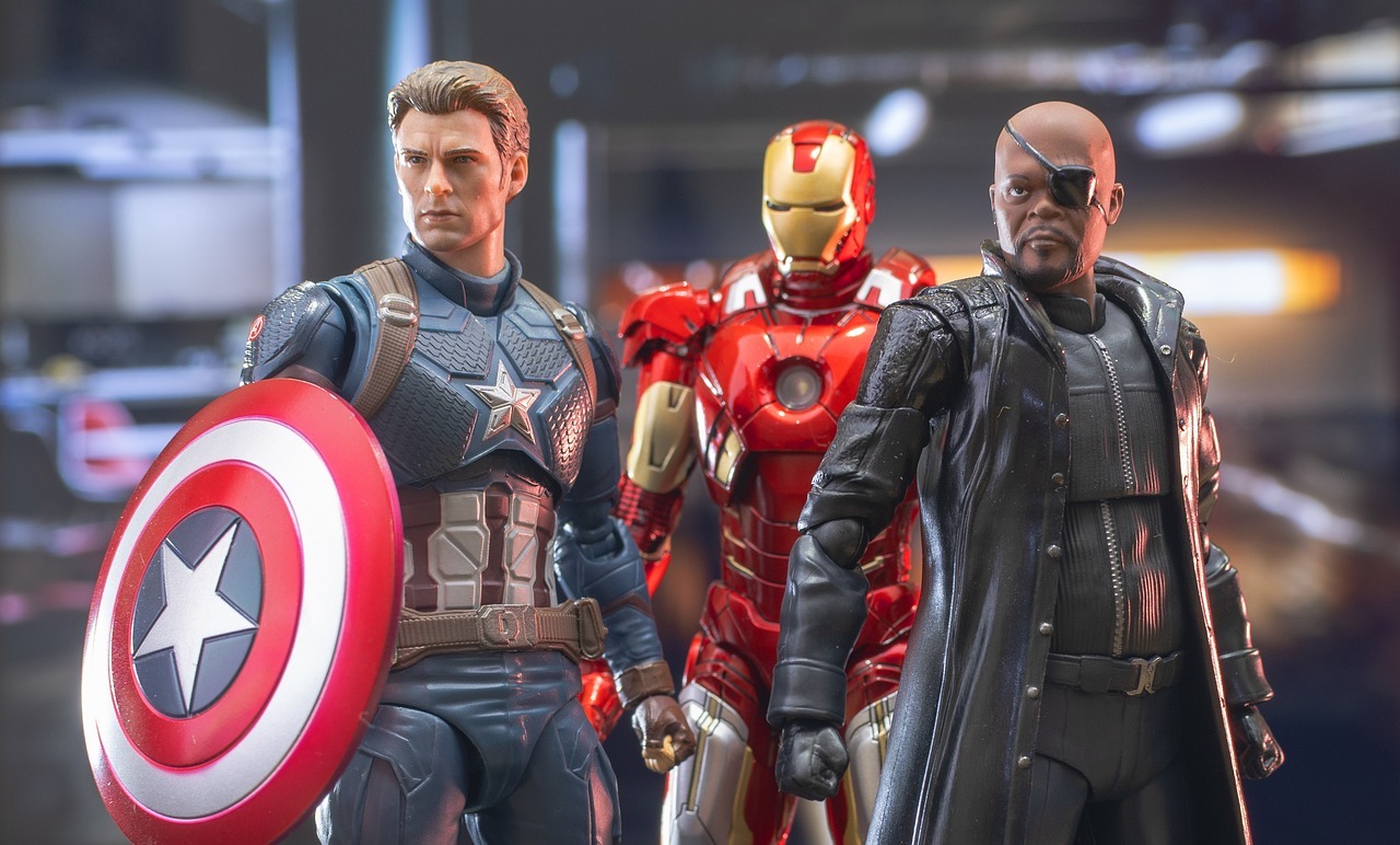 Figurines de Captain America, Iron Man et Nick Fury