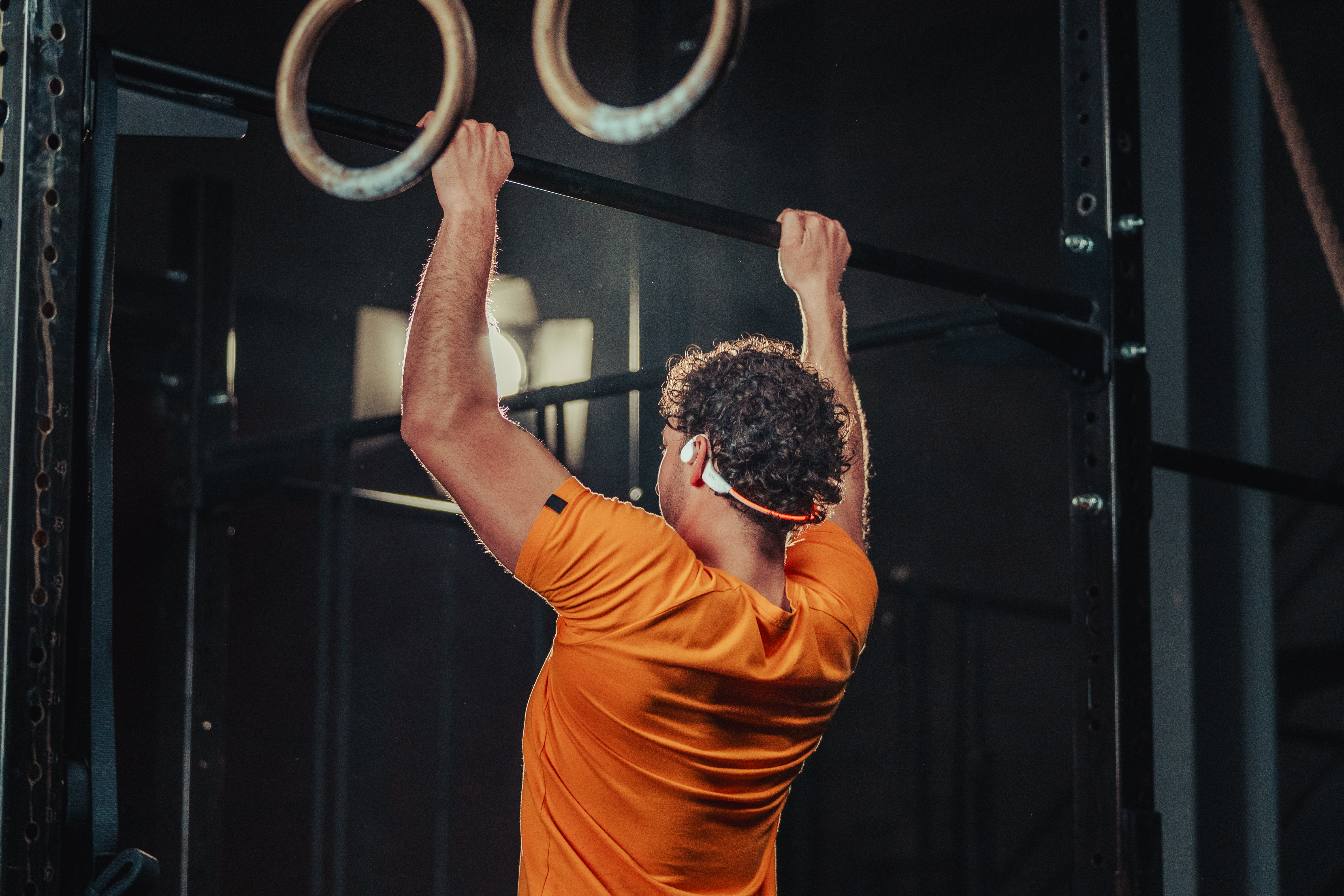 Sportive en action montrant le maintien des écouteurs T'nB Energy