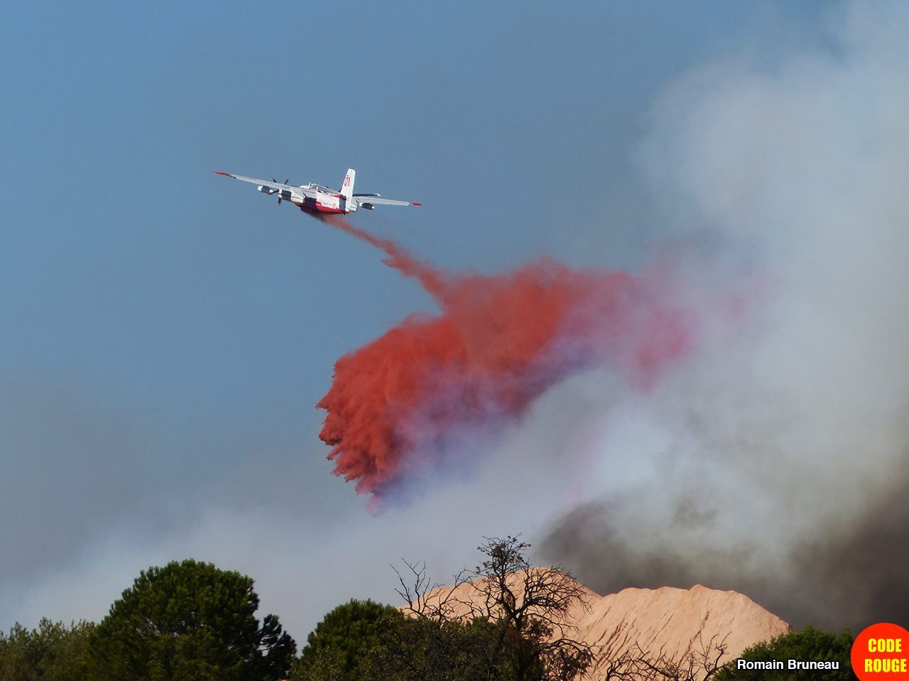 Un avion de la sécurité civile largue du retardant sur l'incendie