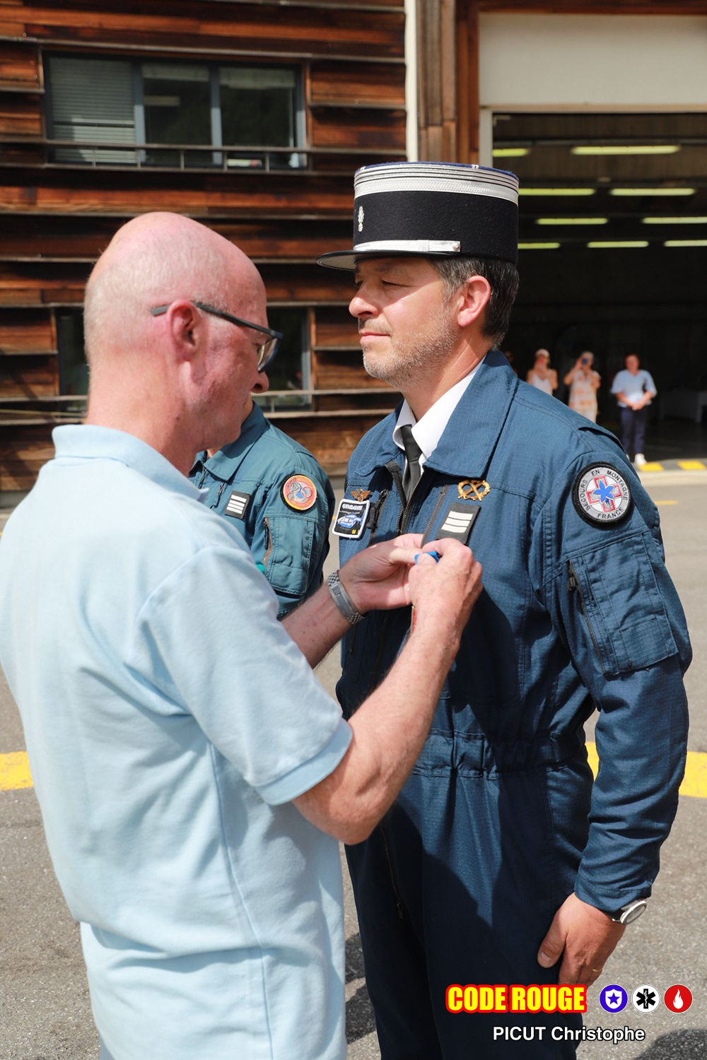 Un gendarme reçoit une décoration