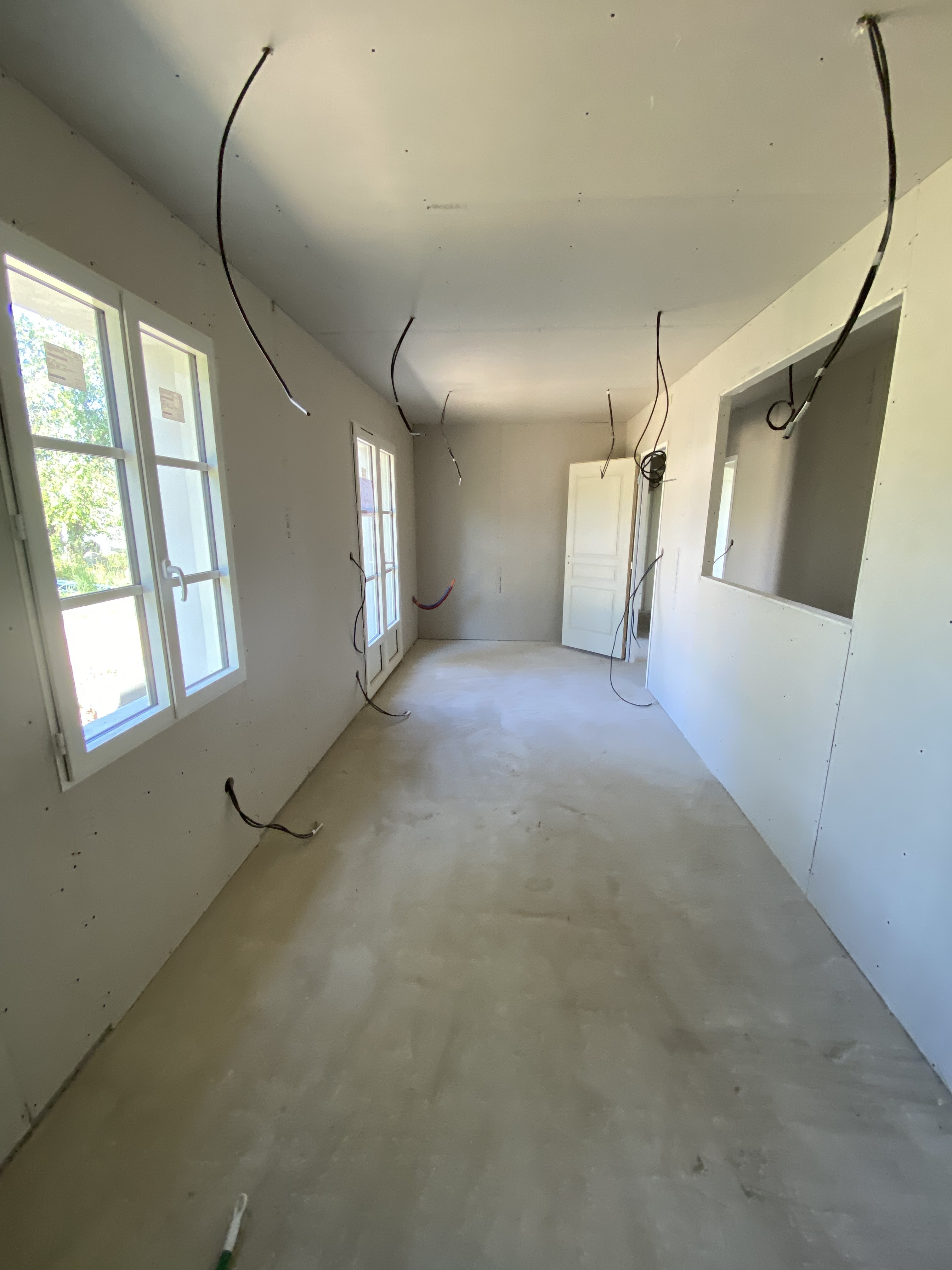 Aménagement intérieur avec cloisons et huisseries