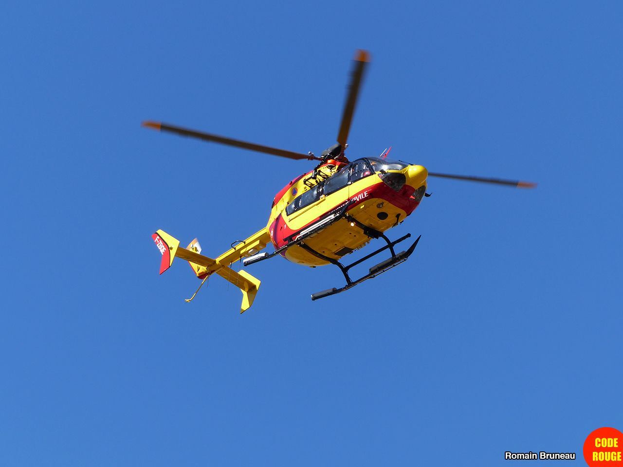 Un hélicoptère de la sécurité civile survole la zone de l'incendie