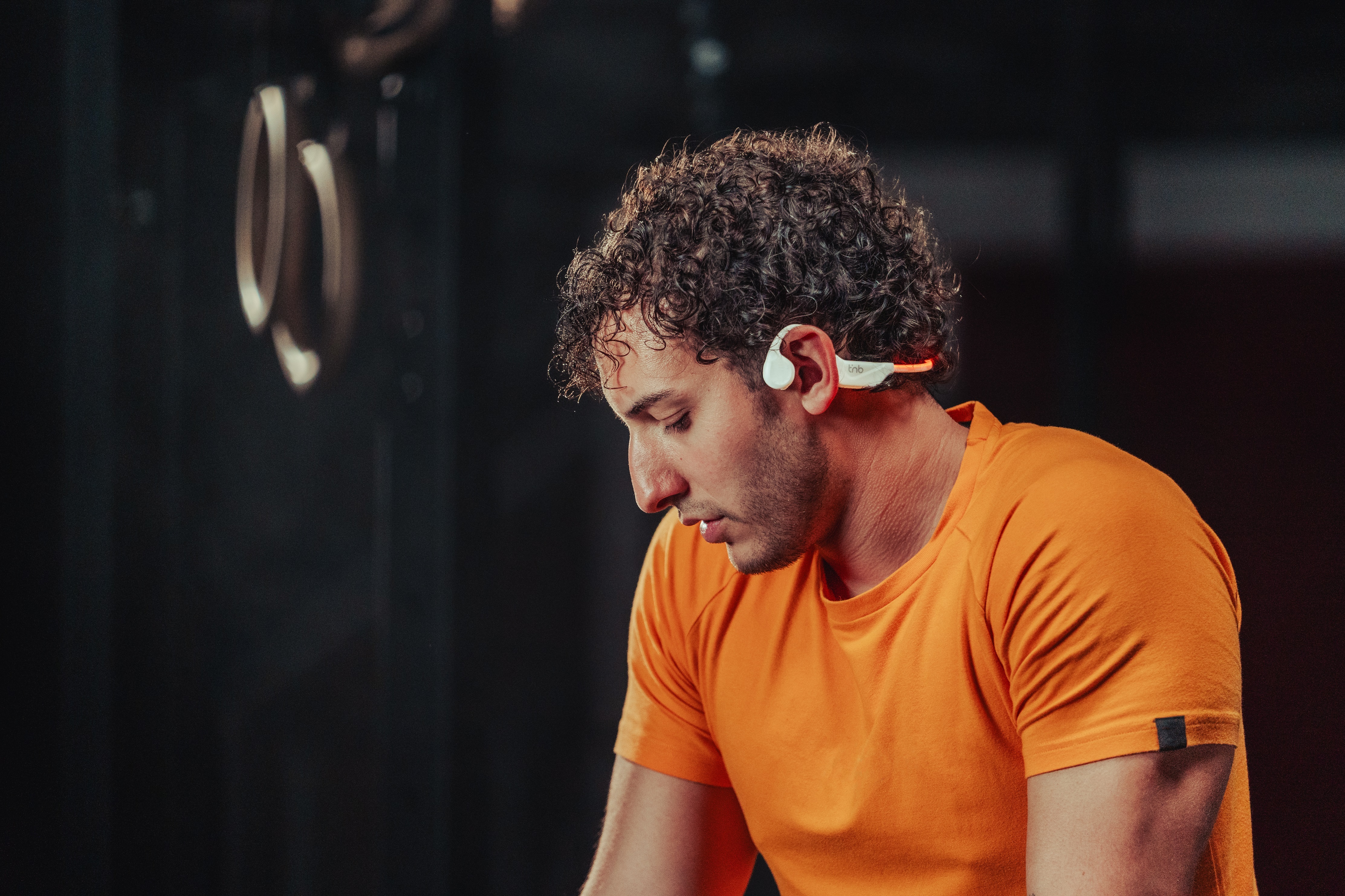 Gros plan sur le design ergonomique et le confort des écouteurs T'nB