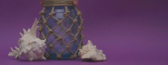 Un pot enveloppé d’un filet de pêche