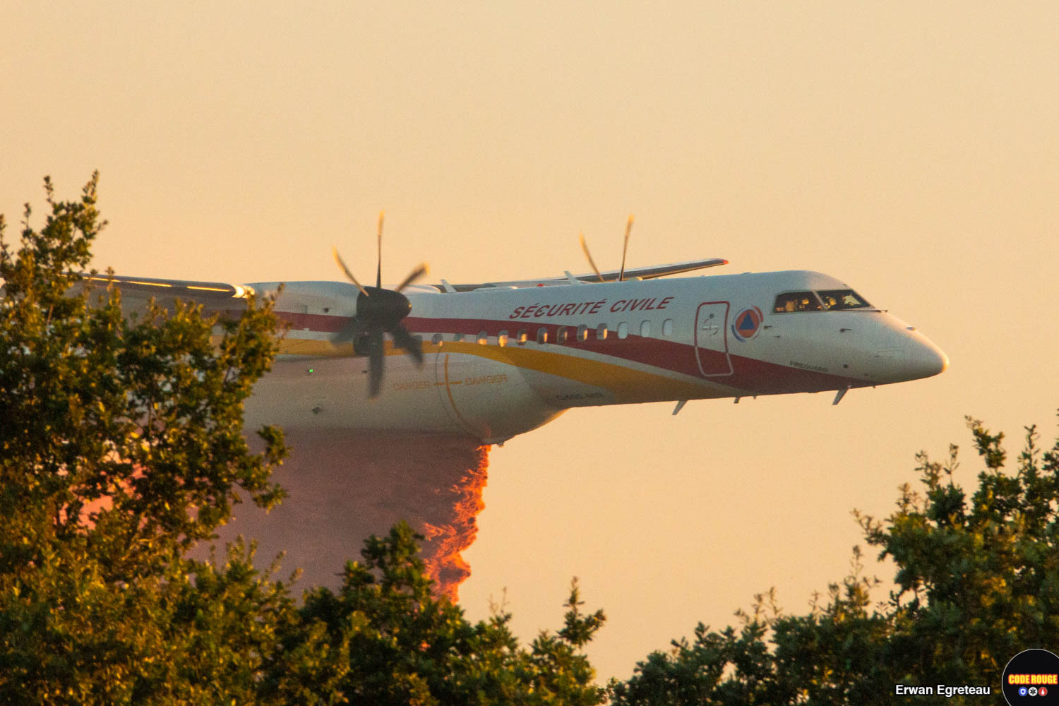 Un avion de la Sécurité civile largue de lu retardant sur l'incendie