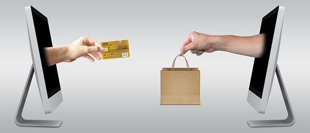 Téléphone avec l’image d’un site d’achat en ligne et des sacs de shopping autour 