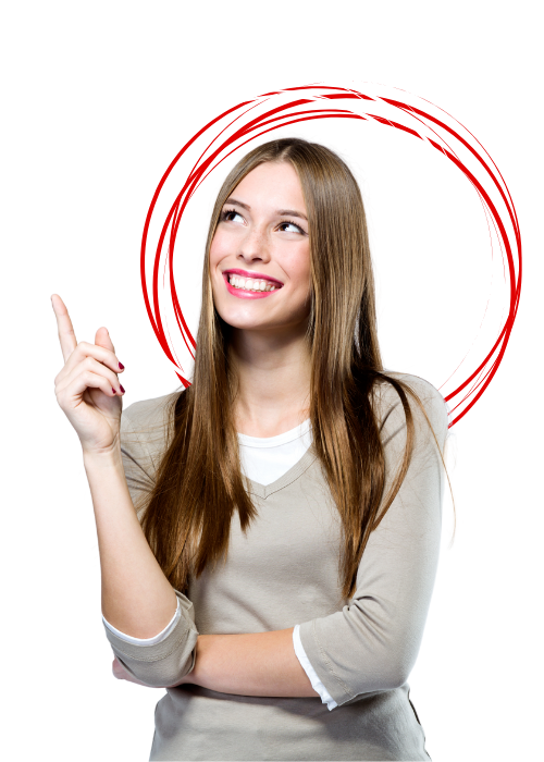 Femme souriante pointant vers le haut