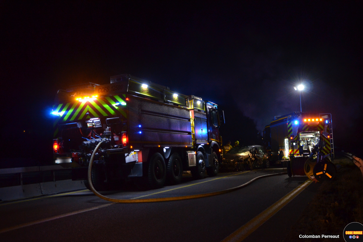 Plusieurs camions de pompiers sur le site de l'accident
