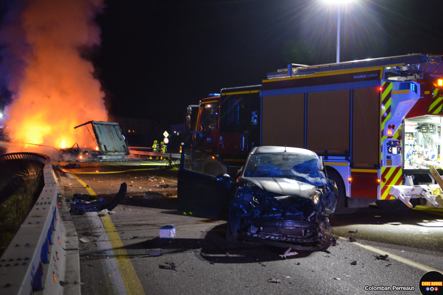 Un camion des sapeurs-pompiers derrière une voiture accidentée