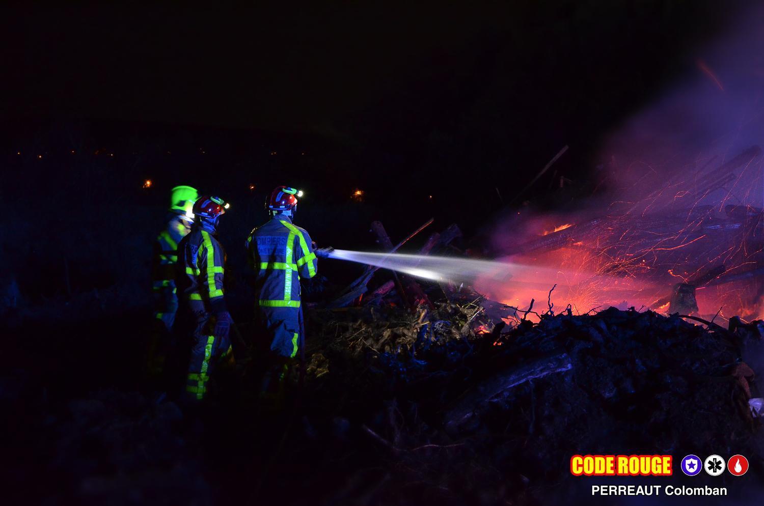 Des sapeurs-pompiers luttent contre un incendie, la nuit