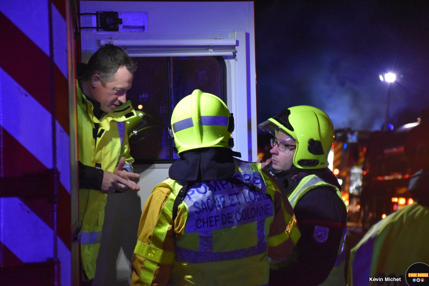 Trois sapeurs-pompiers face au lieu de l'accident